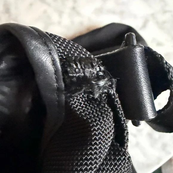 Men's TUMI Black Crossbody Laptop Messenger Bag Leather and Nylon Magnetic Close - Picture 8 of 9